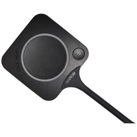 Ein schwarzes, quadratisches Gerät mit einem großen Kreis in der Mitte und zwei Tasten, beschriftet 'BARCO', vermutlich ein Präsentations-Adapter.